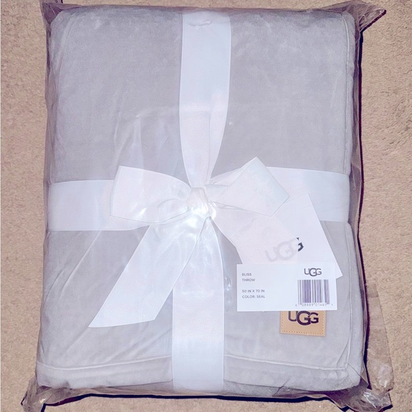 NWT UGG BLISS SHERPA THROW, 50 x 70,SEAL SILVER Colored